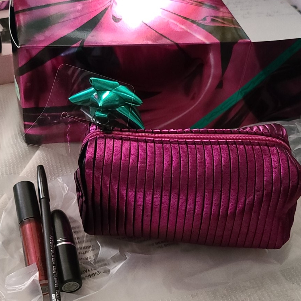 MAC Shiny Pretty Things Goody Bag: Red Lips